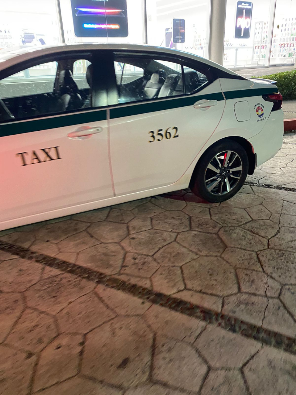 Taxista agrede a un conductor de Uber en Cancún Taxista agrede a un conductor de Uber en Cancún