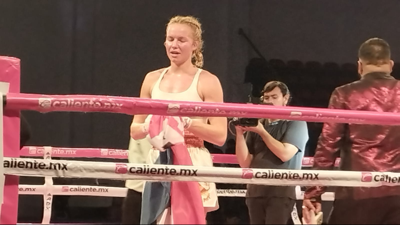Carmen Veekay se coronó como ganadora contra la boxeadora mexicana Carmen Veekay se coronó como ganadora contra la boxeadora mexicana