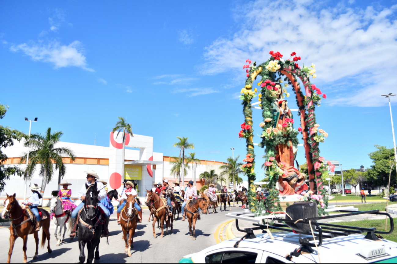 Charros y escaramuzas montados en caballos, así como feligreses con sus huipiles desfilaron, mientras realizaban oraciones, cánticos y alabanzas Charros y escaramuzas montados en caballos, así como feligreses con sus huipiles desfilaron, mientras realizaban oraciones, cánticos y alabanzas