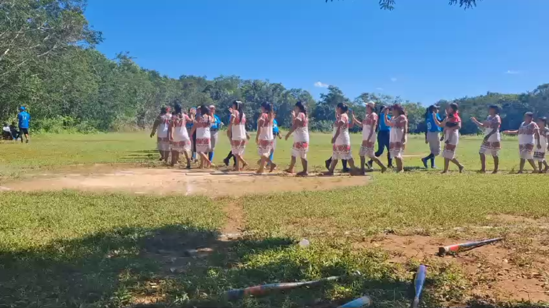 El ambiente en el juego de Las Diablillas y las Sultanas fue sano entre todos los asistentes. El ambiente en el juego de Las Diablillas y las Sultanas fue sano entre todos los asistentes.