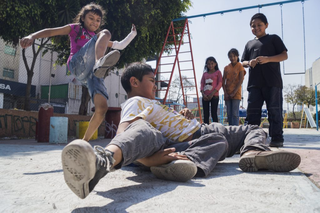 Esta forma de agresión provoca depresión en los niños. ( Esta forma de agresión provoca depresión en los niños. (