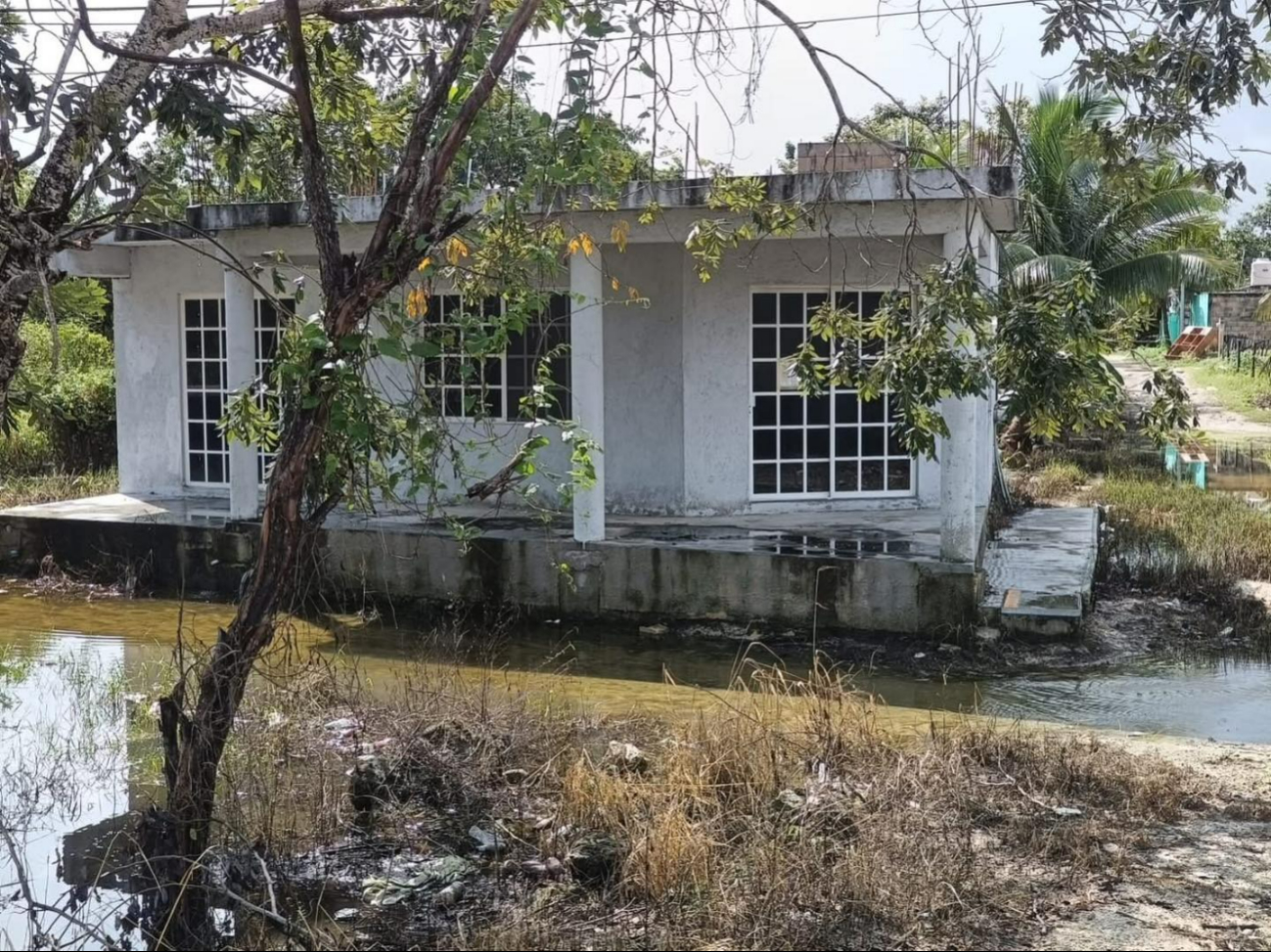 50 viviendas de Mahahual continúan afectadas por inundaciones