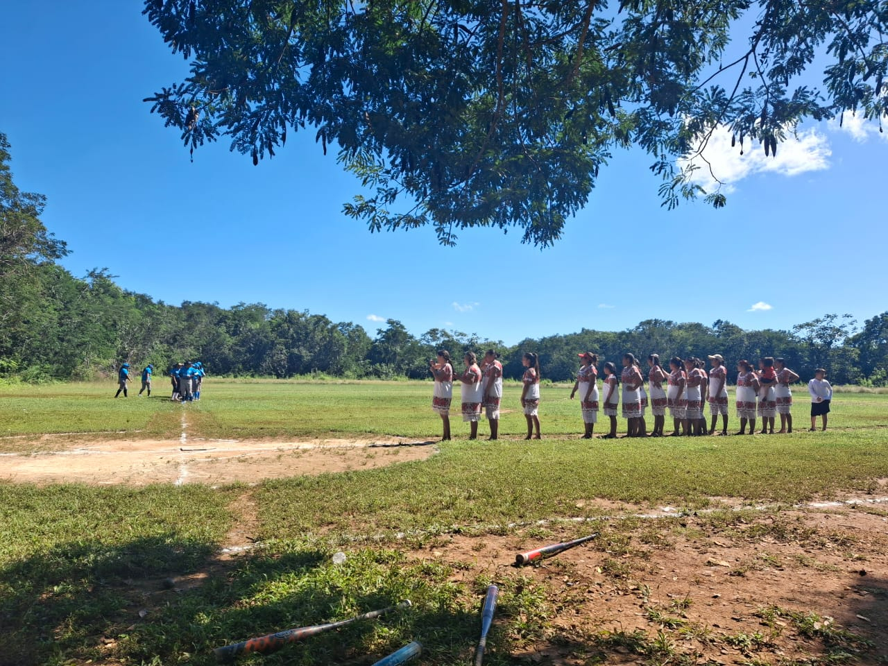 La partida entre ambos equipos deja dislumbrar el compromiso de las jugadoras y el deporte. La partida entre ambos equipos deja dislumbrar el compromiso de las jugadoras y el deporte.