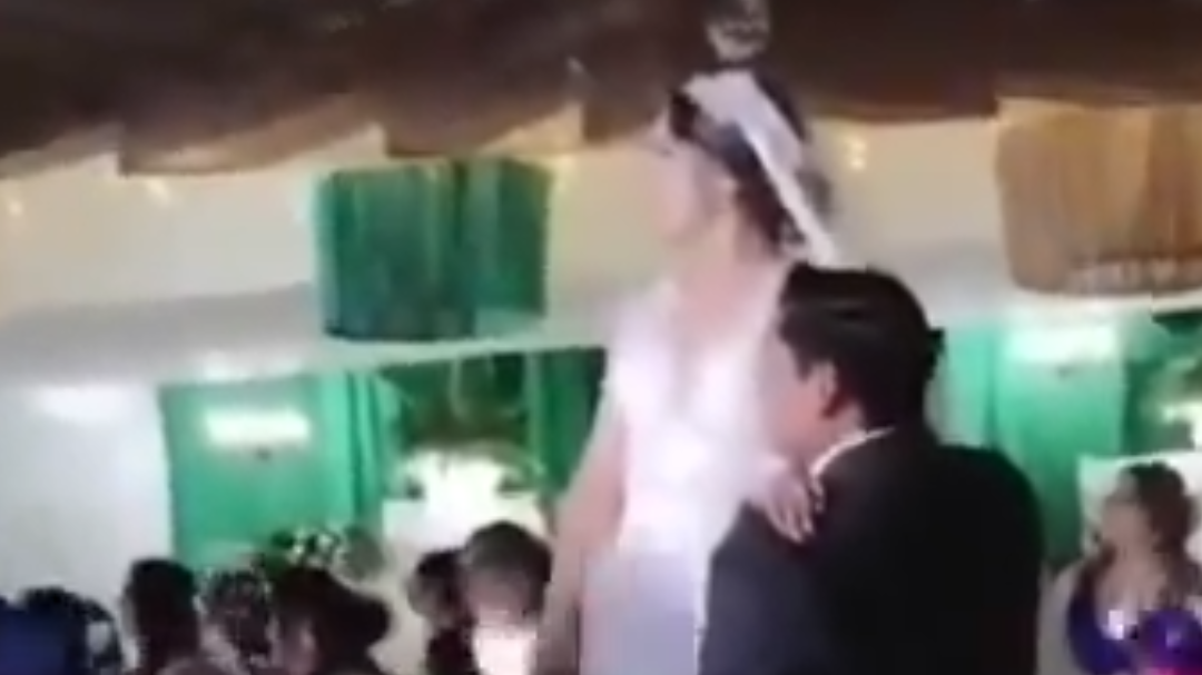 Los novios se encontraban bailando cuando hombre irrumpieron en el lugar Los novios se encontraban bailando cuando hombre irrumpieron en el lugar