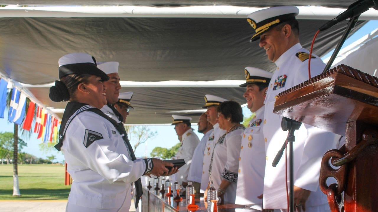 Navales conmemoran la Independencia Navales conmemoran la Independencia