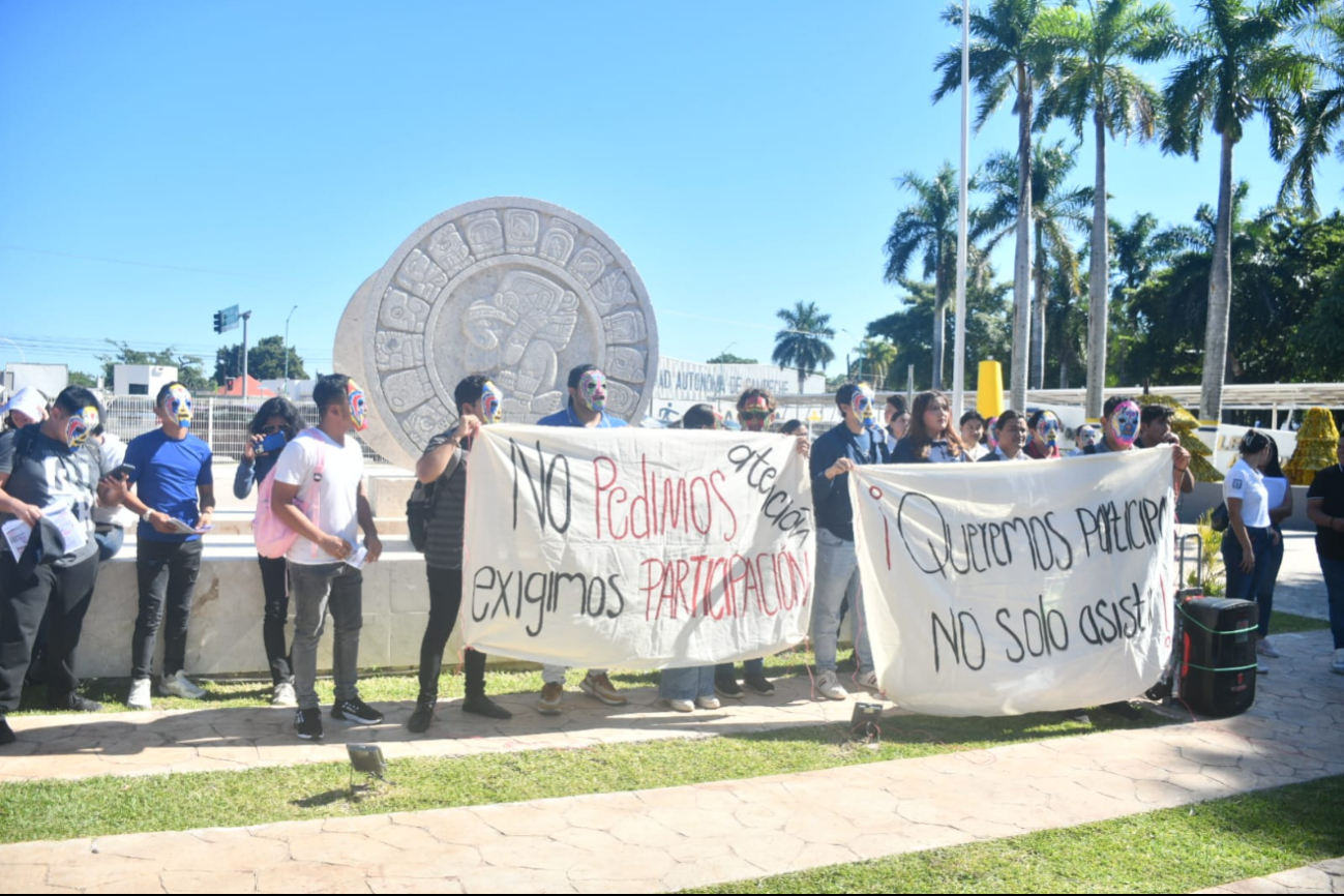 "¡Fuera Abud!" Estudiantes de la UAC en Campeche alzan la voz contra imposiciones