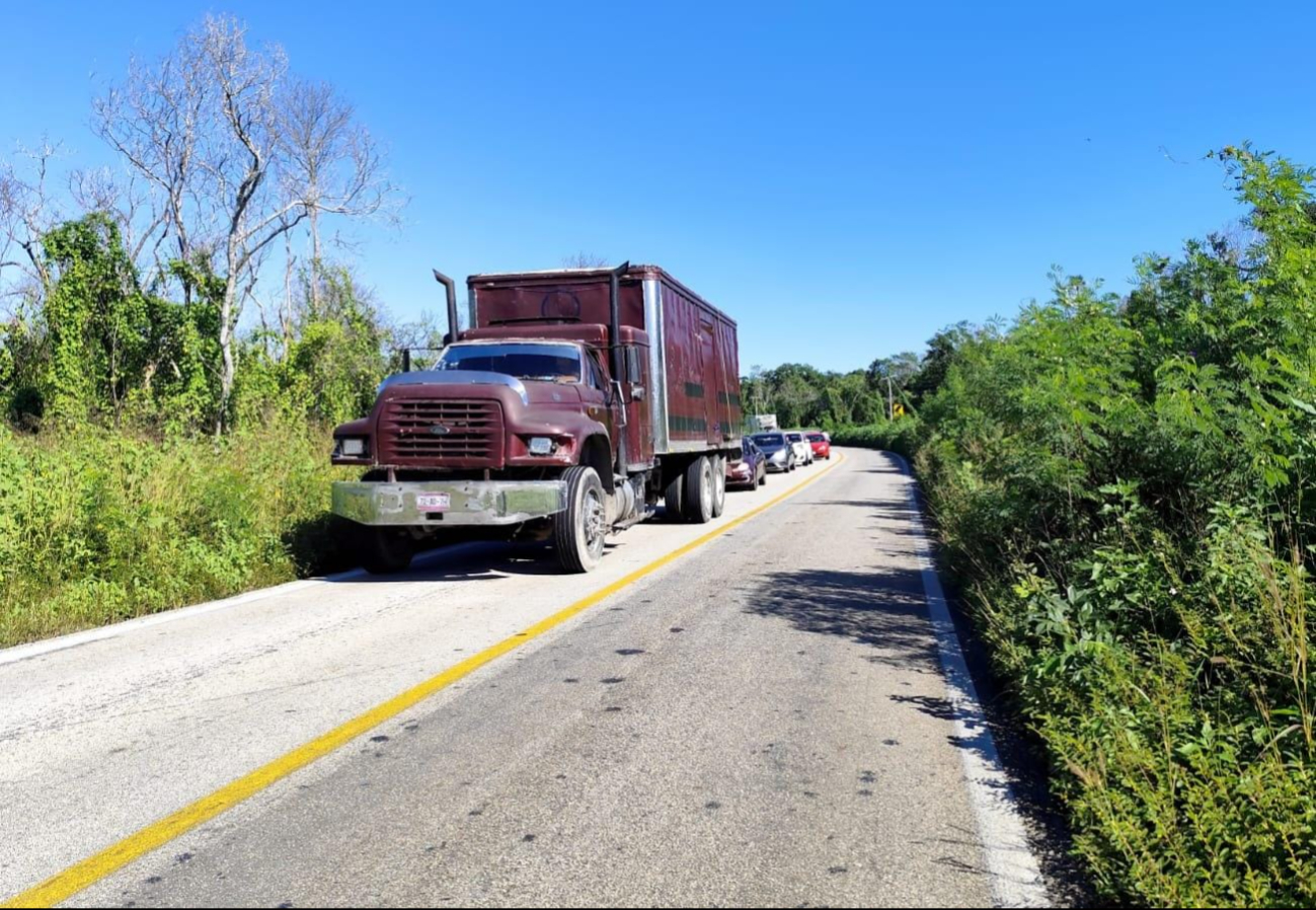 Debido a una mal maniobra, el tráiler de cargamento logró caer en medio de la carretera Debido a una mal maniobra, el tráiler de cargamento logró caer en medio de la carretera