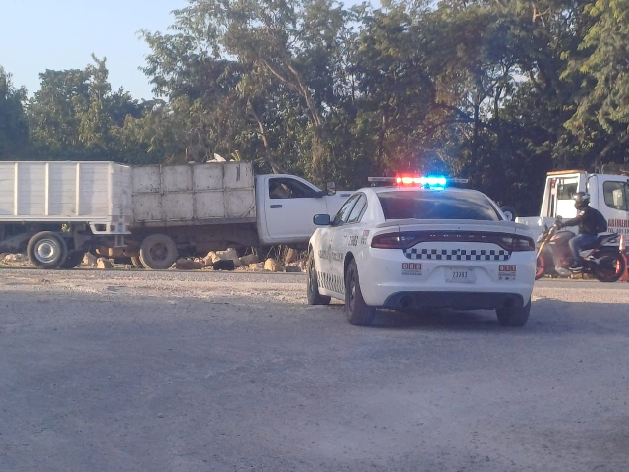 Taxista pierde la vida al chocar contra camioneta de carga en  carretera de Cancún