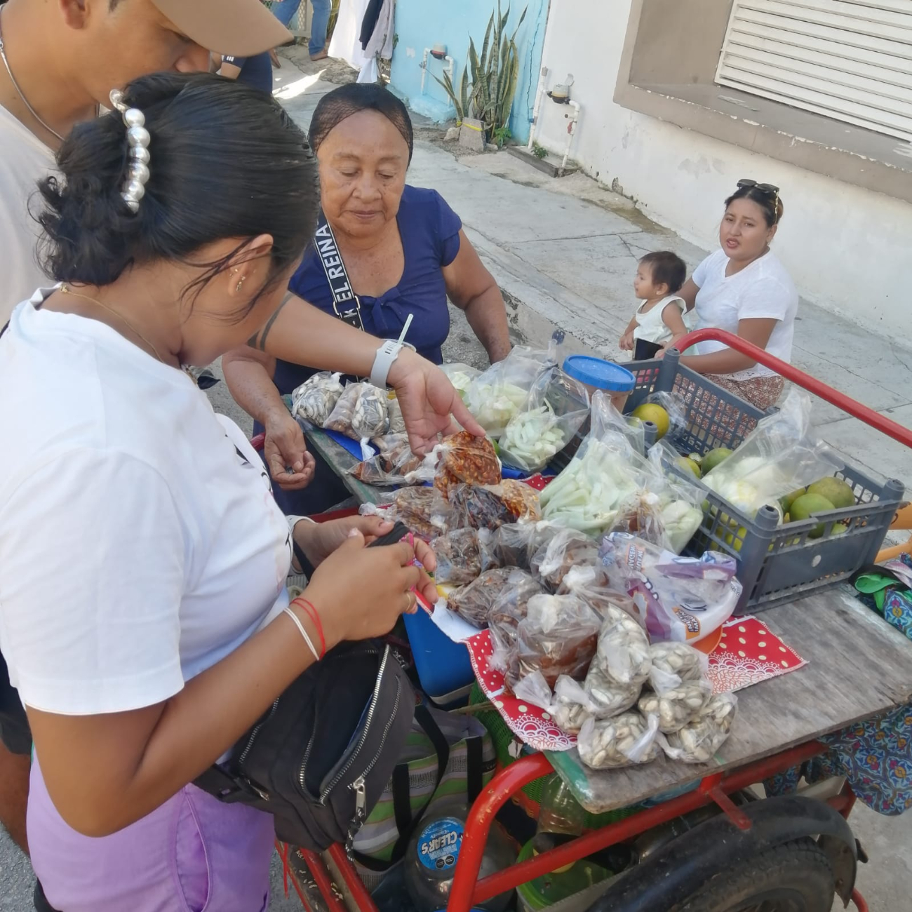 El bazar surgió con el fin de apoyar principalmente a 10 madres solteras El bazar surgió con el fin de apoyar principalmente a 10 madres solteras