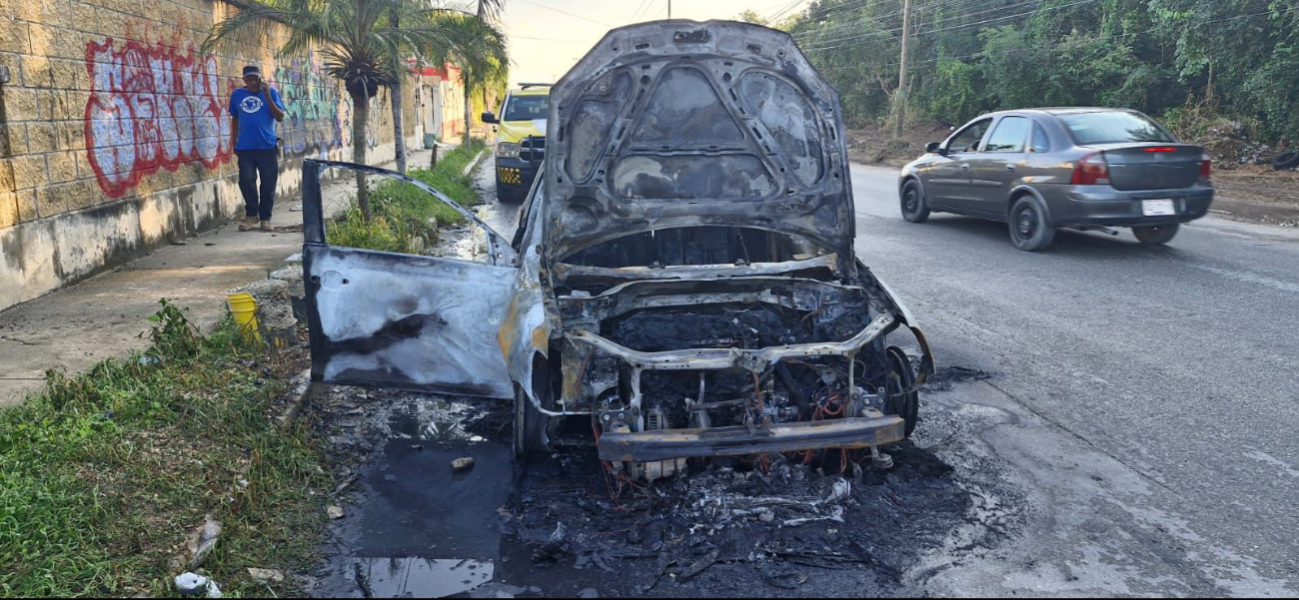 Coche se incendia por falla eléctrica en  avenida Galaxias del Sol, Cancún