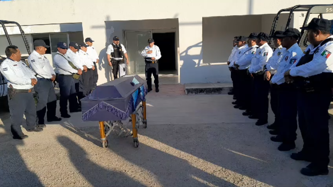 Fue velado en su domicilio y recibió un homenaje con la participación de la banda de guerra de una escuela secundaria local Fue velado en su domicilio y recibió un homenaje con la participación de la banda de guerra de una escuela secundaria local