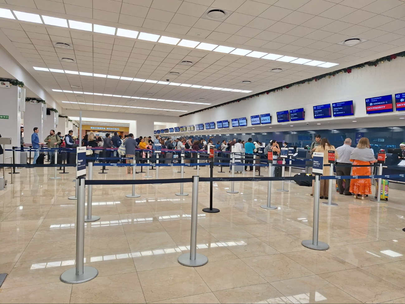Las aerolíneas mexicanas encargadas de los vuelos en el turno matutino son Volaris, Viva Aerobus y Magnicharter Las aerolíneas mexicanas encargadas de los vuelos en el turno matutino son Volaris, Viva Aerobus y Magnicharter