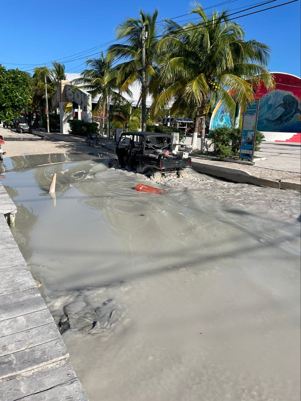 Las lluvias han causado daños en las calles debido a la acumulación del agua Las lluvias han causado daños en las calles debido a la acumulación del agua