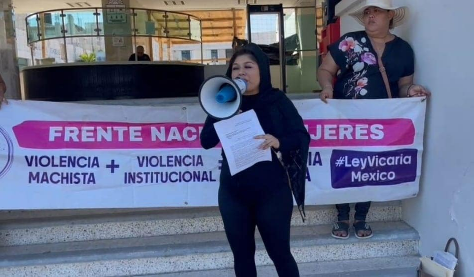 Las mujeres hicieron uso de un altavoz para hacer saber su incoformidad. Las mujeres hicieron uso de un altavoz para hacer saber su incoformidad.