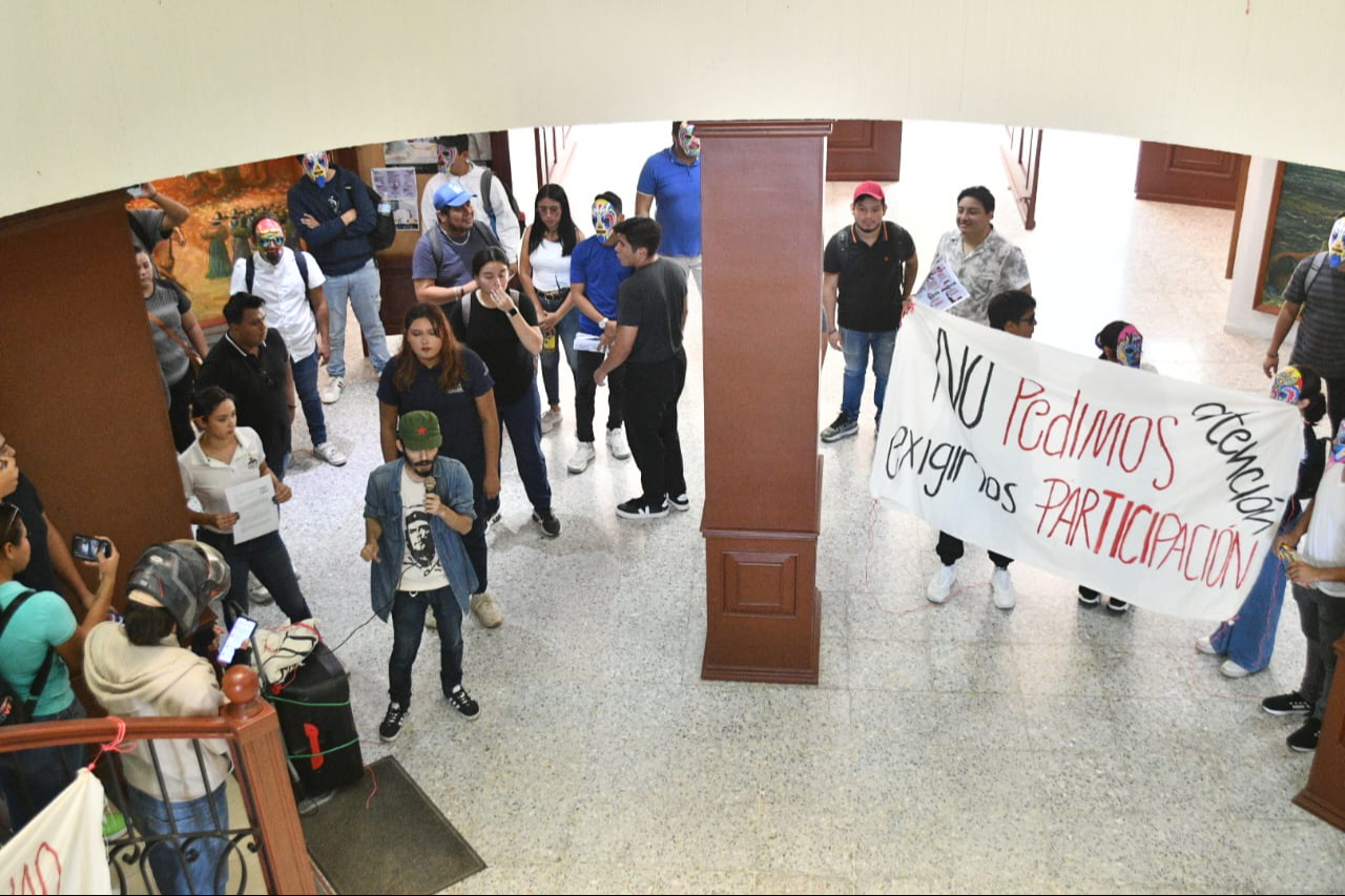 Los manifestantes acusaron represión y exigieron transparencia y democracia en los procesos universitarios Los manifestantes acusaron represión y exigieron transparencia y democracia en los procesos universitarios