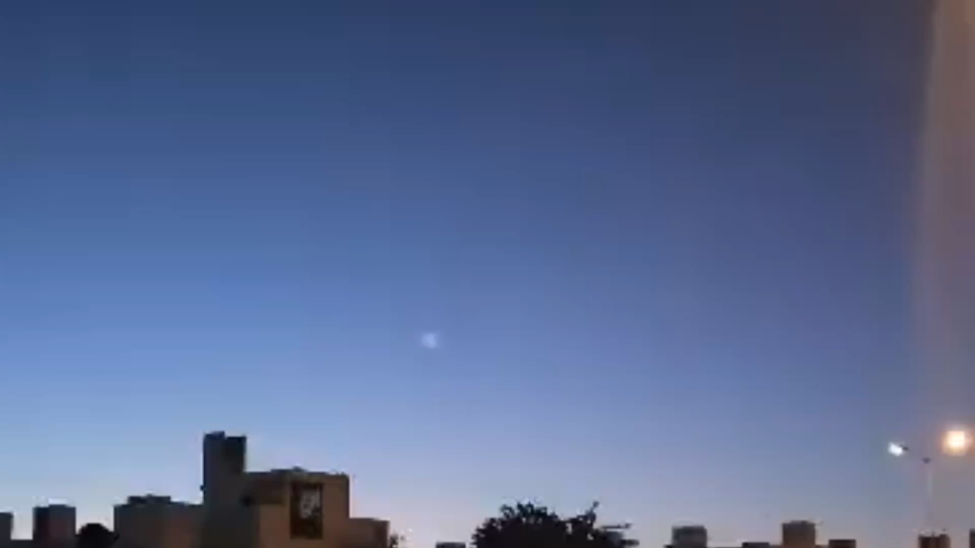 Misteriosas luces fueron observadas durante la madrugada de este lunes en el cielo de Mérida Misteriosas luces fueron observadas durante la madrugada de este lunes en el cielo de Mérida