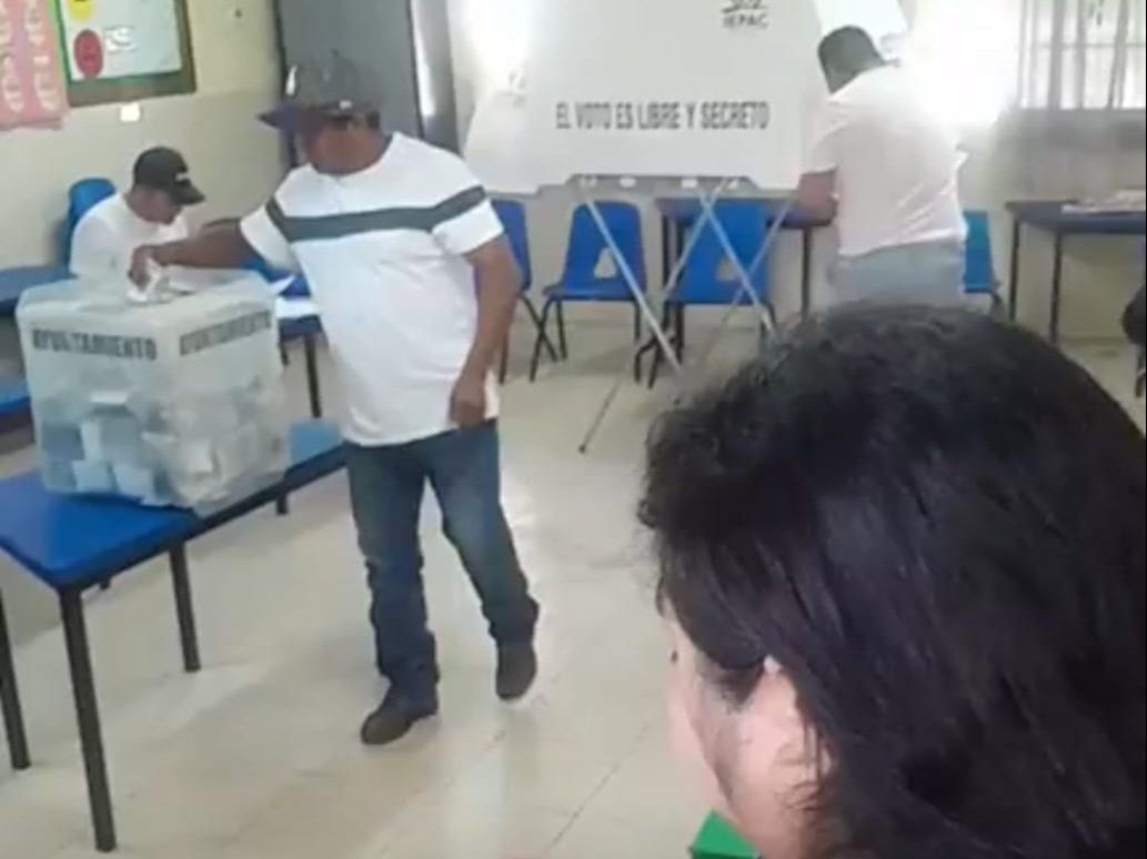 Ocurrió un altercado debido a que supuestamente un ciudadano estaba interviniendo en la decisión. Ocurrió un altercado debido a que supuestamente un ciudadano estaba interviniendo en la decisión.
