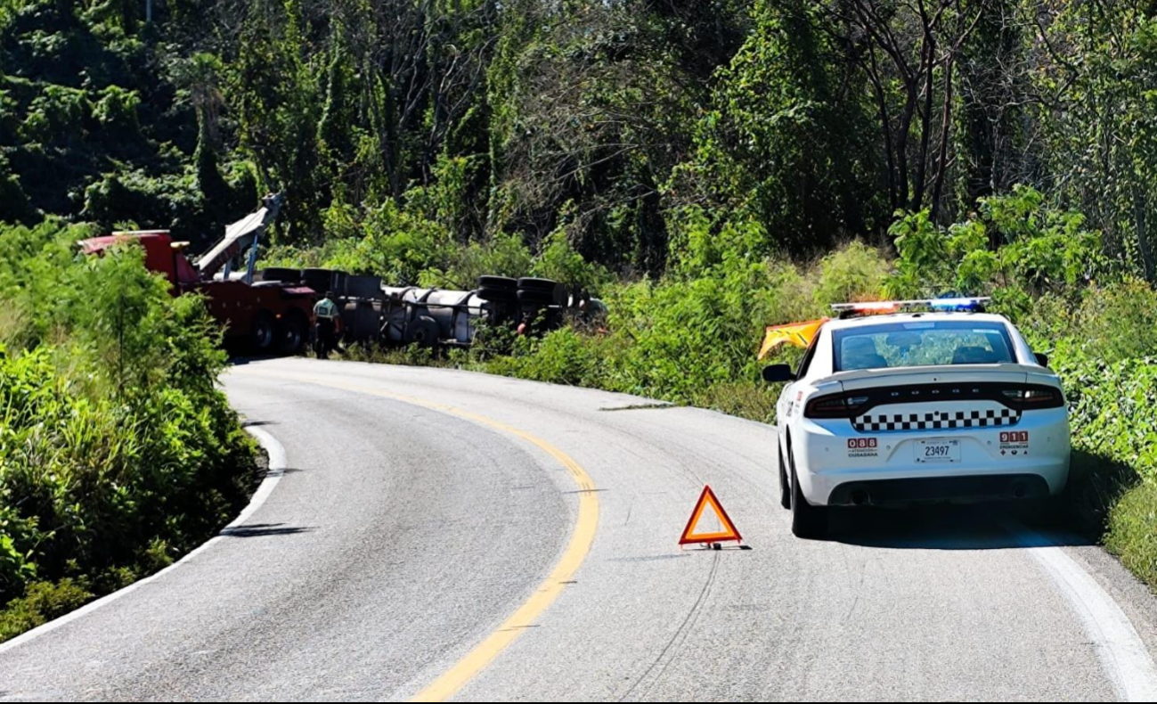 Se requirieron dos grúas para poder mover la unidad pesada que bloqueaba la vía carretera