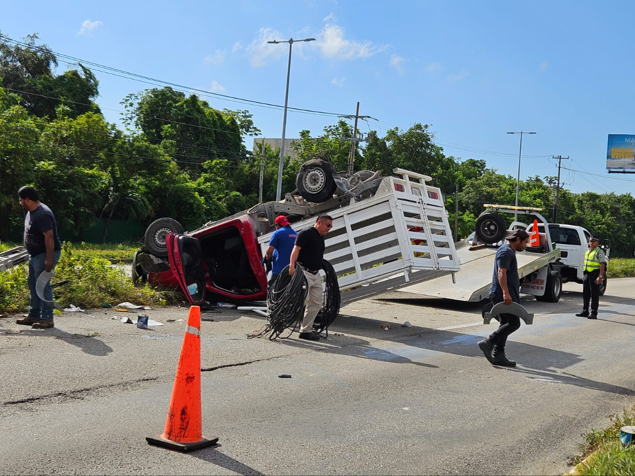 Accidente de camioneta en carretera Cancún-Playa del Carmen causa tráfico