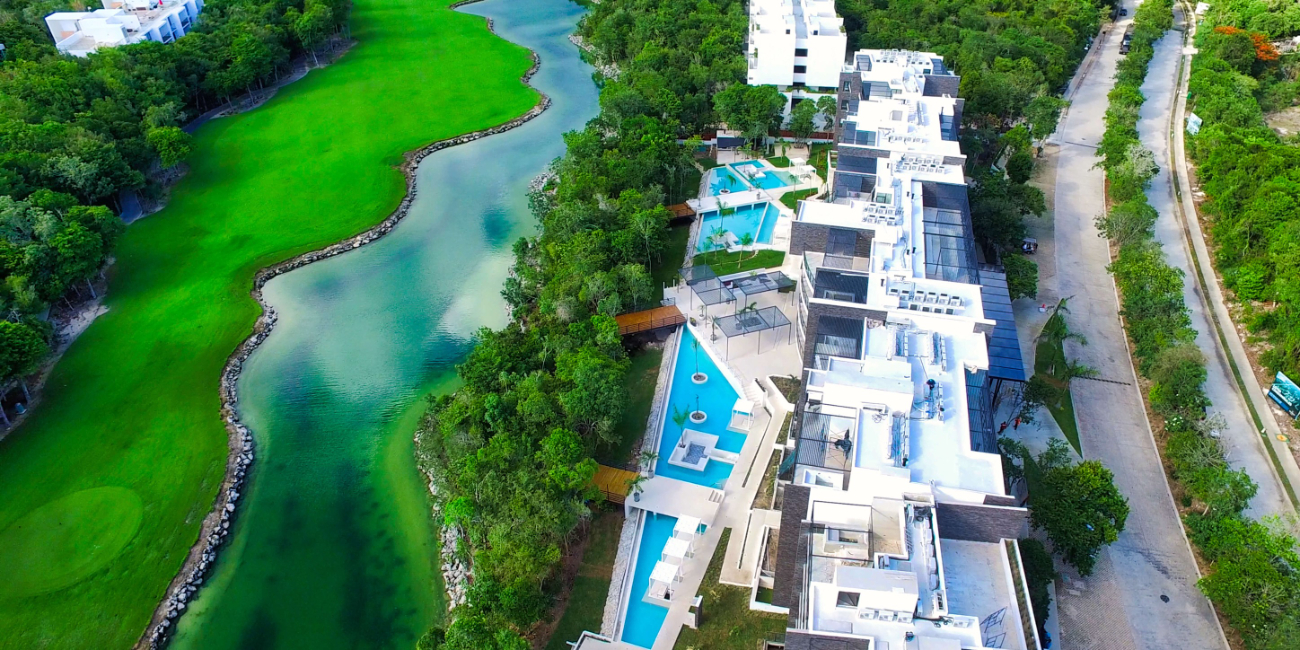 El campo de golf es perteneciente al complejo residencial Tulum Country Club El campo de golf es perteneciente al complejo residencial Tulum Country Club