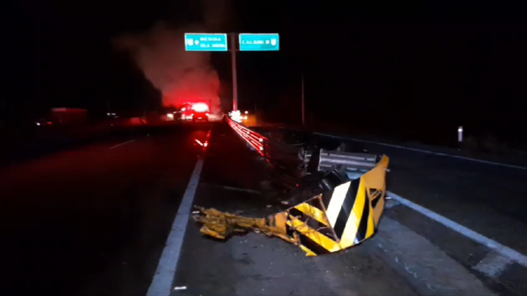 El cierre parcial de la carretera federal provocó largas filas de vehículos y retrasos en el tránsito