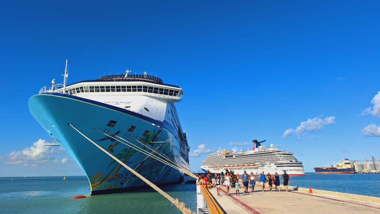 Llegan más de nueve mil visitantes en doble arribo de cruceros a Progreso