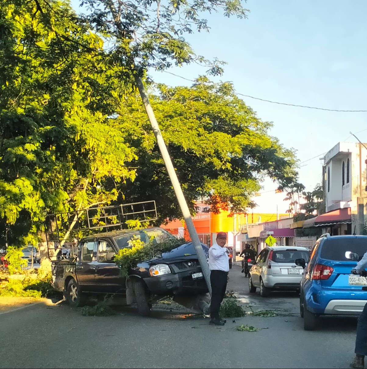 Camioneta derrapa por aceite regado en Campeche y choca contra poste