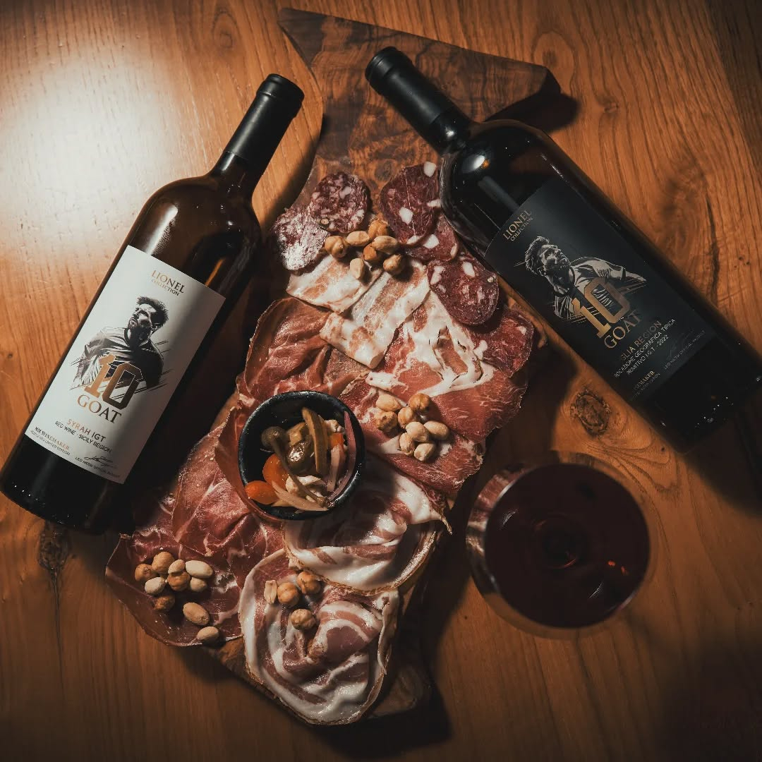 Las botellas están decoradas con ilustraciones de Messi y son piezas de colección Las botellas están decoradas con ilustraciones de Messi y son piezas de colección