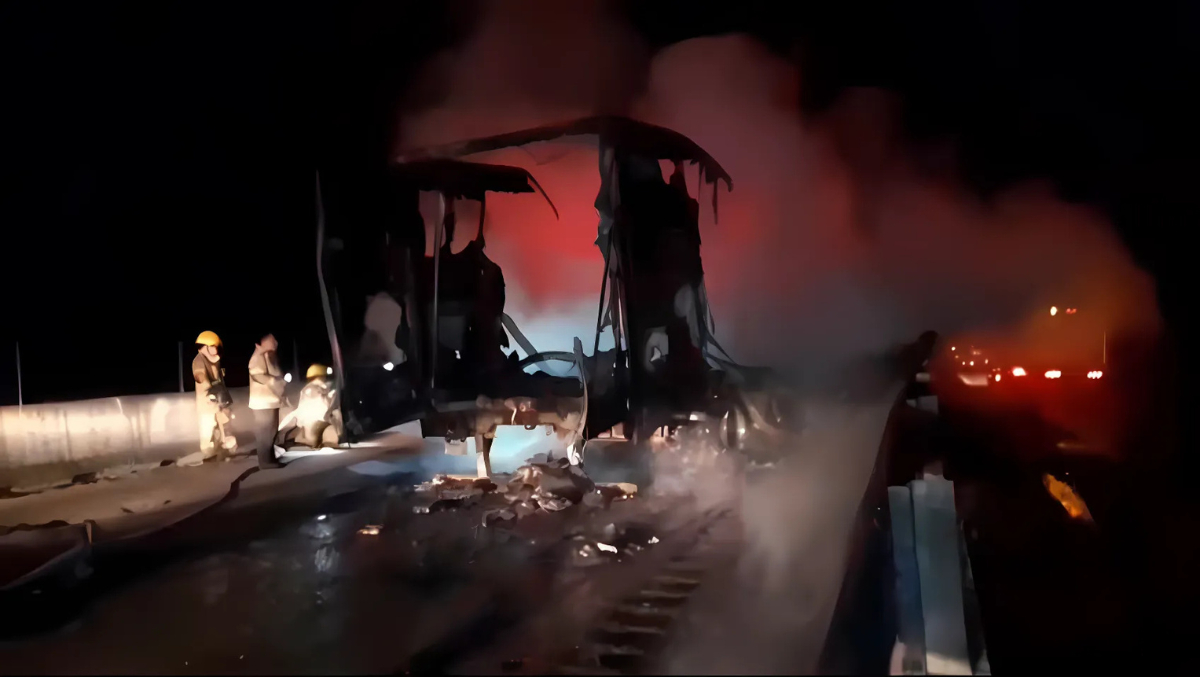 Tráiler se calcina en la carretera Mérida-Campeche tras provocar múltiple accidente