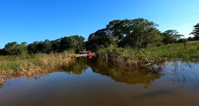 Una lámina de agua obliga a las personas a pasar a pie. Una lámina de agua obliga a las personas a pasar a pie.