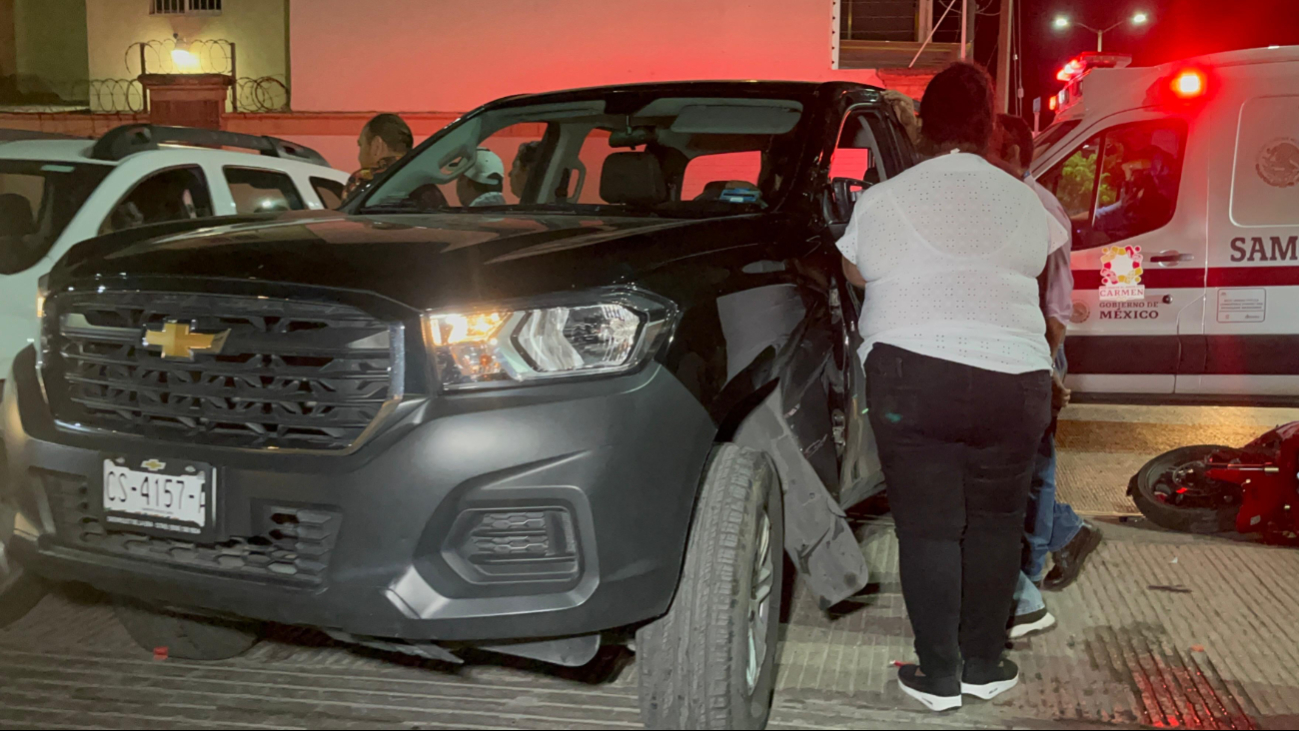 Conductora huye tras accidentar a pareja en moto en Ciudad del Carmen