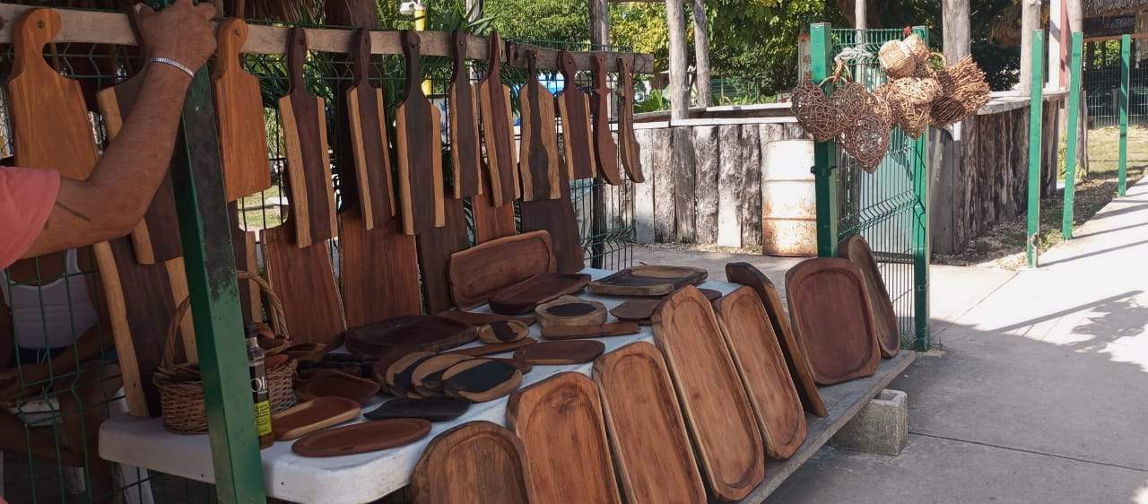 Debido a la poca competencia, los turistas se interesan más por sus productos Debido a la poca competencia, los turistas se interesan más por sus productos
