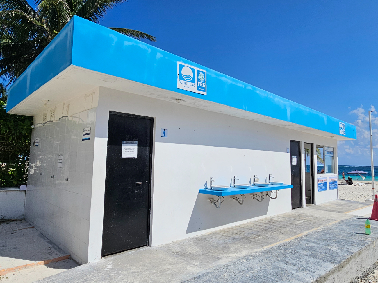 Debido a los trabajos de remodelación, los bañistas no pueden disfrutar de la playa Debido a los trabajos de remodelación, los bañistas no pueden disfrutar de la playa