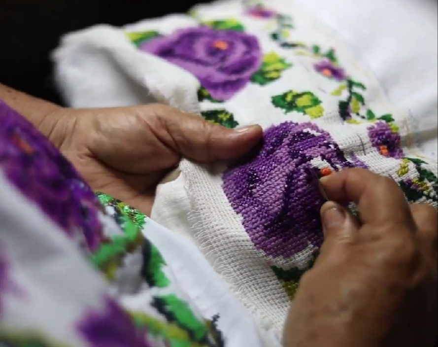 Díaz Mena comparte el talento del bordado en Yucatán. Díaz Mena comparte el talento del bordado en Yucatán.
