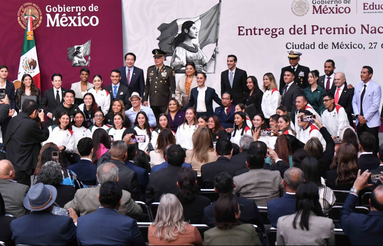 Durante la ceremonia de entrega del PND Durante la ceremonia de entrega del PND