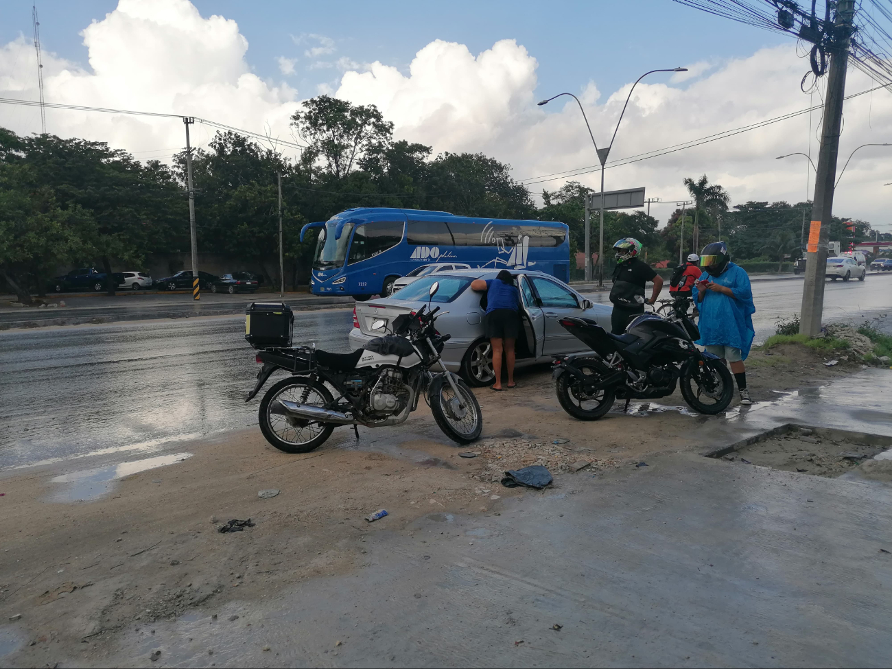 ¡Cuidado con las lluvias! Motociclista se derrapa por el pavimento mojado en Cancún