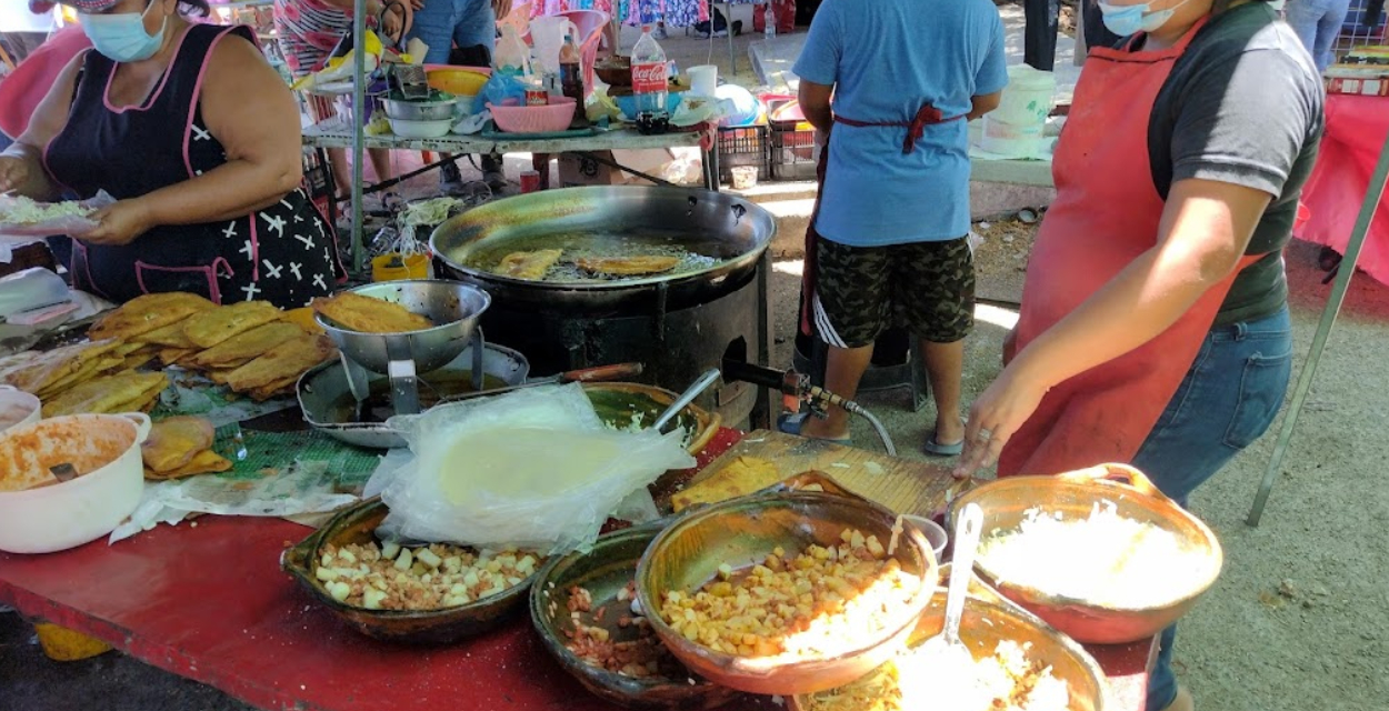 En el tianguis de San Roque también hay áreas de comida En el tianguis de San Roque también hay áreas de comida
