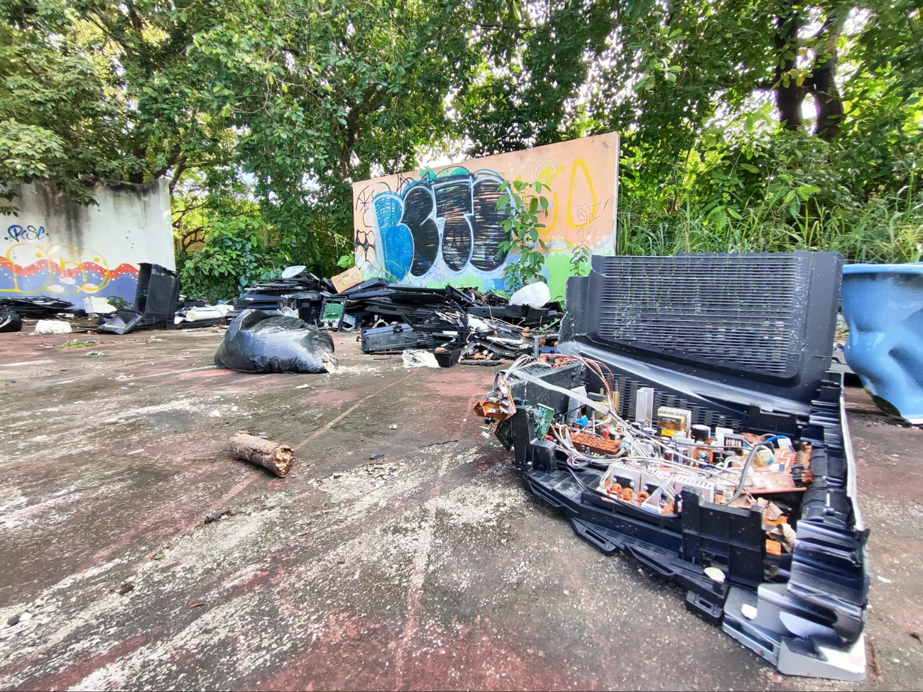 En las canchas del área e pueden encontrar desde bolsas de basura hasta electrodomésticos abandonados En las canchas del área e pueden encontrar desde bolsas de basura hasta electrodomésticos abandonados
