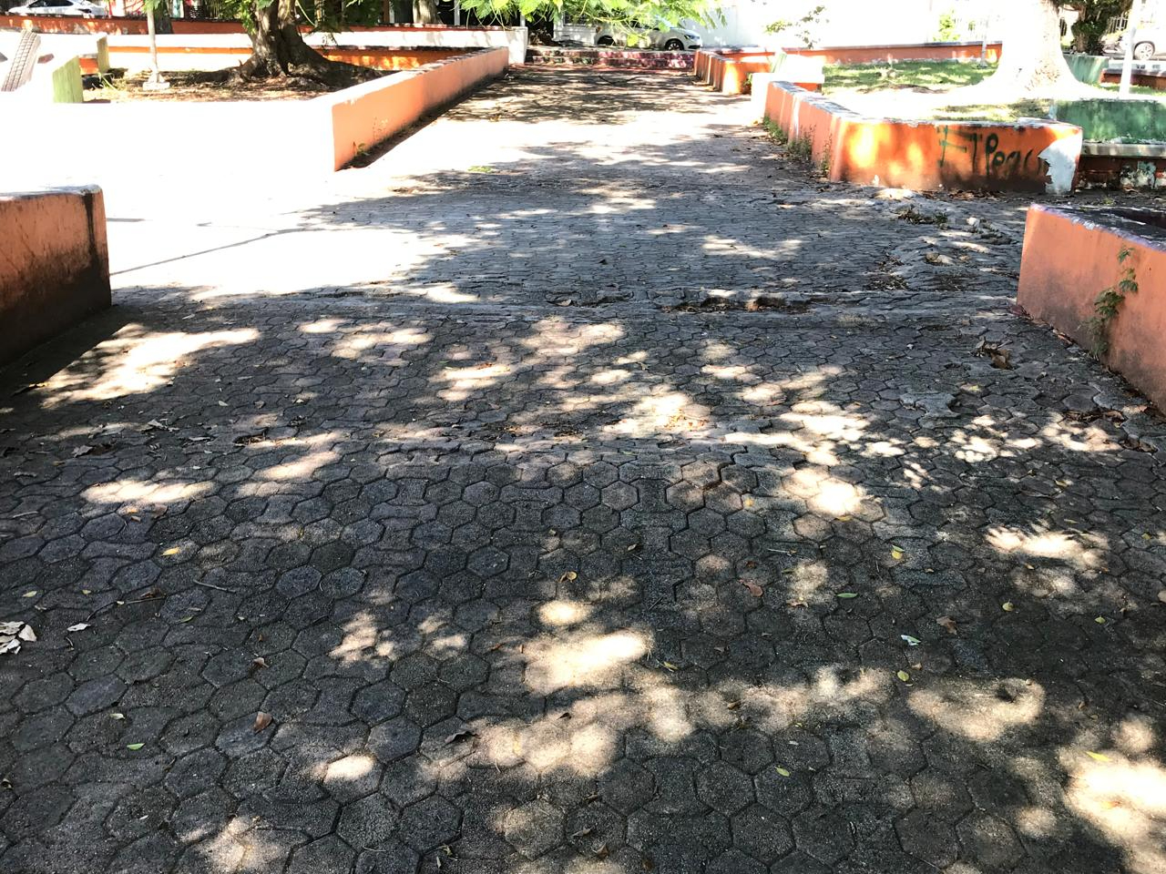 Inclusive el piso se encuentra levantado, destacando la falta de mantenimiento Inclusive el piso se encuentra levantado, destacando la falta de mantenimiento