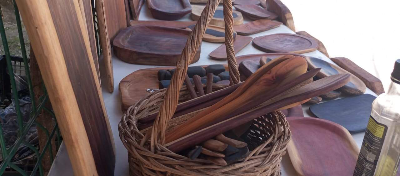 Las artesanías sirven como una fuente de dinero para su familia Las artesanías sirven como una fuente de dinero para su familia
