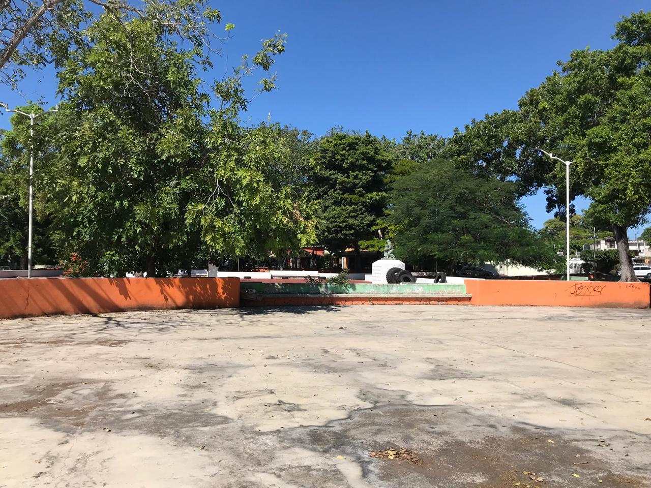Autoridades municipales simulan mantenimiento a Parque del Maestro en Chetumal