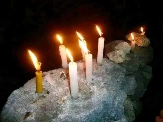 Las familias colocan velas en las puertas o muros de sus hogares Las familias colocan velas en las puertas o muros de sus hogares