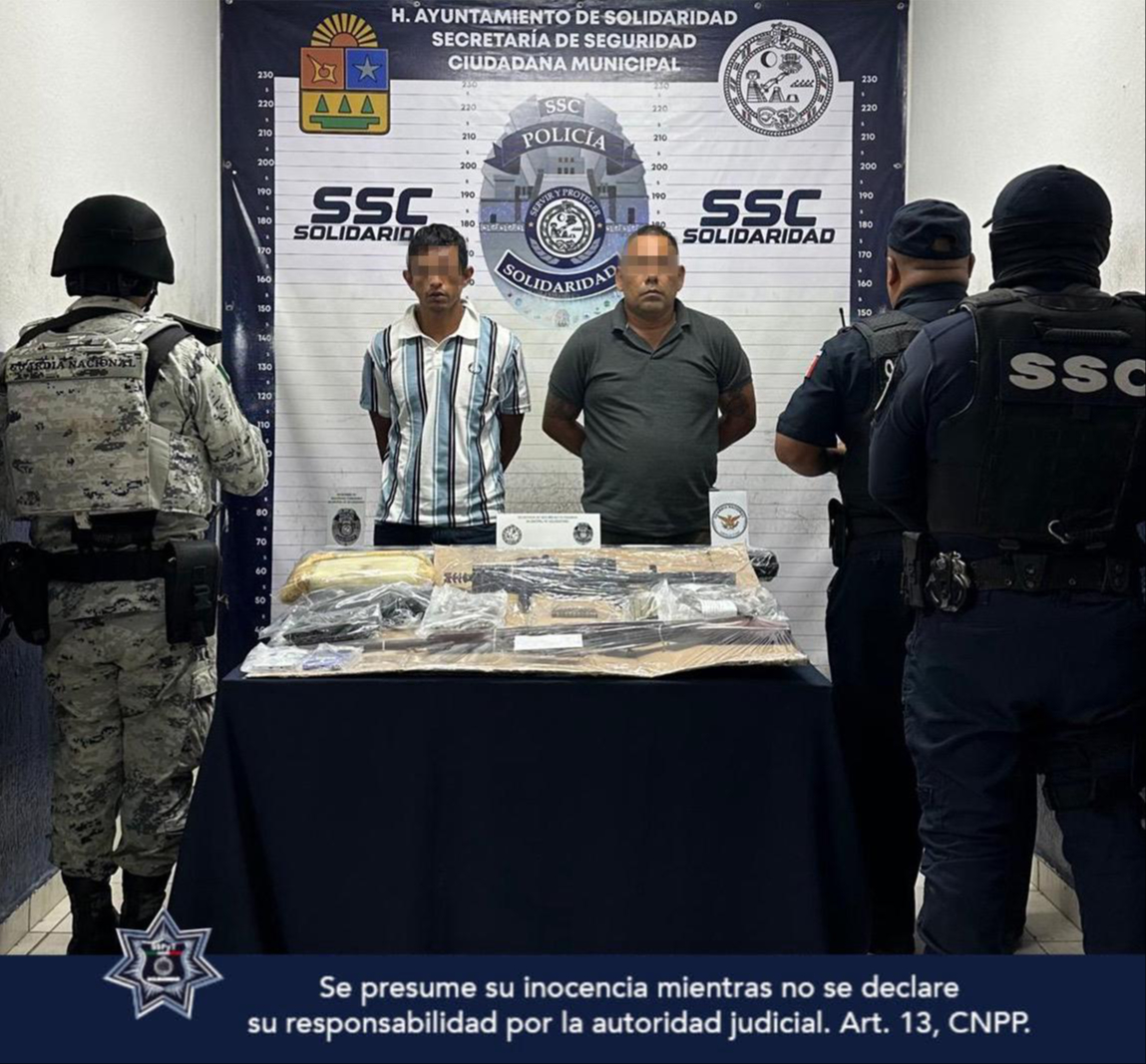 Detienen a dos hombres con 68 envoltorios de sustancias y armas largas en Playa del Carmen