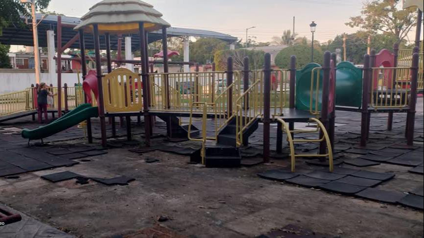 Los parques infantiles están en el abandono Los parques infantiles están en el abandono