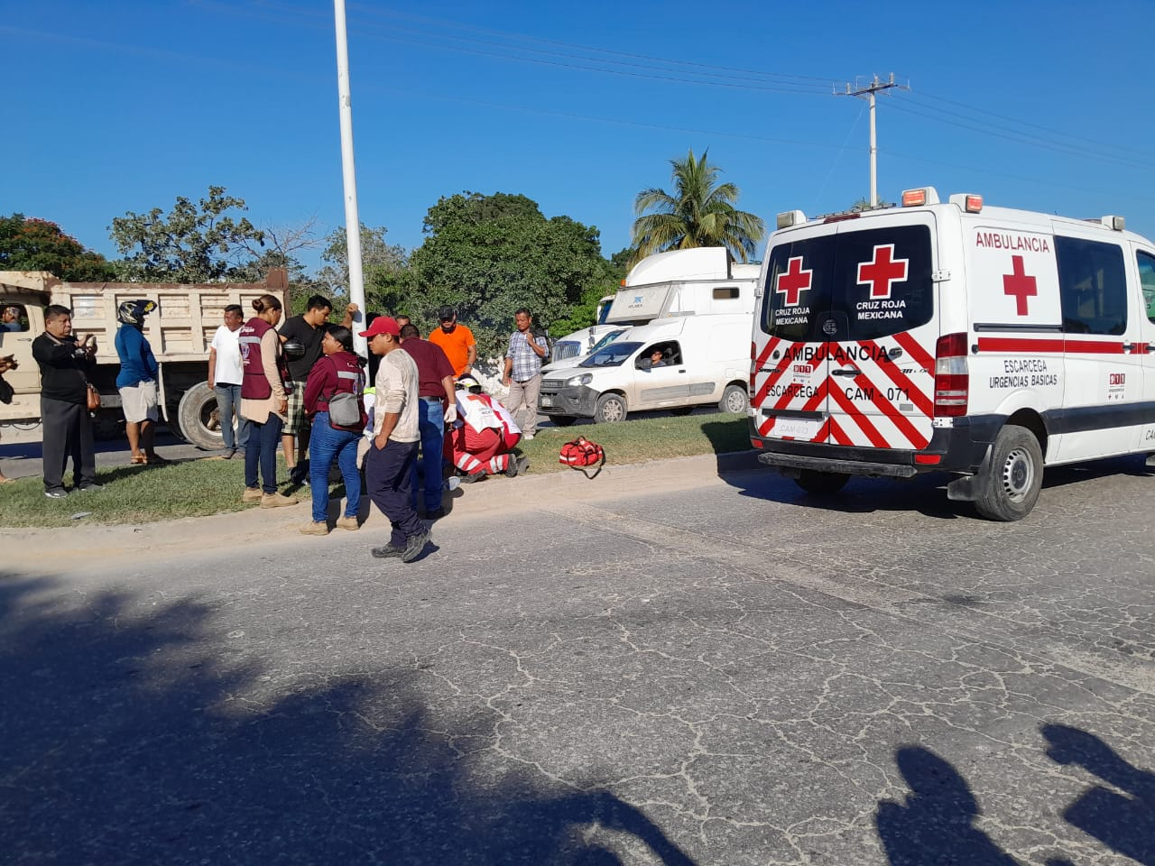 Tanto la mujer como el motociclista resultaron lesionados y fueron atendidos paramédicos Tanto la mujer como el motociclista resultaron lesionados y fueron atendidos paramédicos