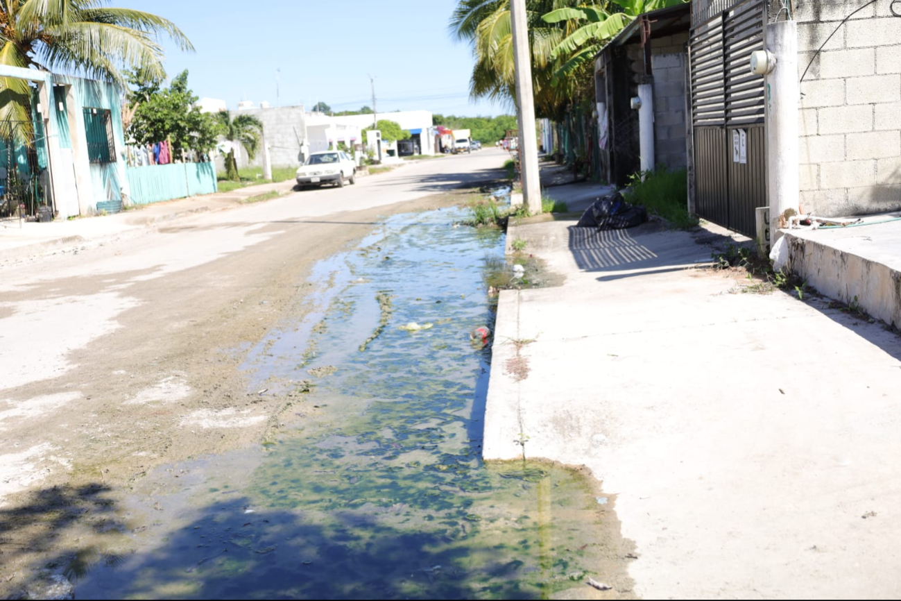 Vecinos de fraccionamientos en Chetumal denuncian calles encharcamientos de aguas negras