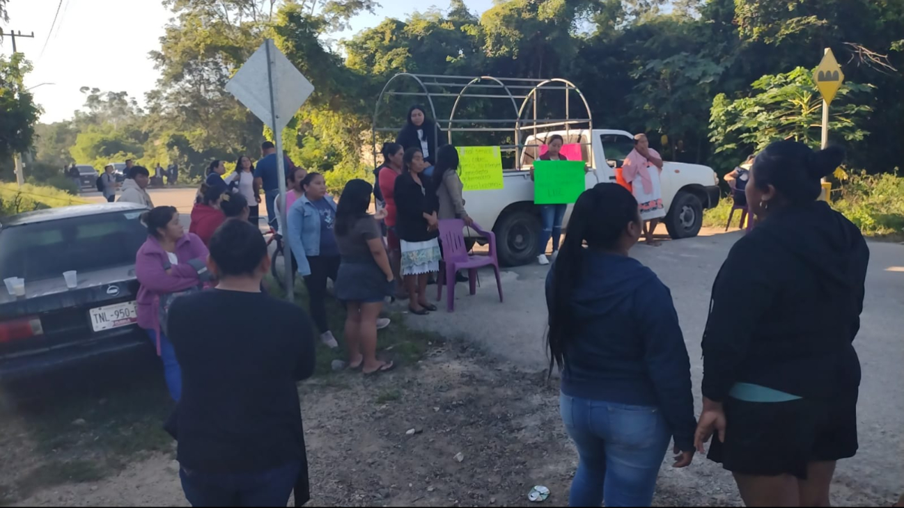 Con una camioneta y sillas, los manifestantes cerraron el tramo, exigiendo respuesta ante la problemática Con una camioneta y sillas, los manifestantes cerraron el tramo, exigiendo respuesta ante la problemática
