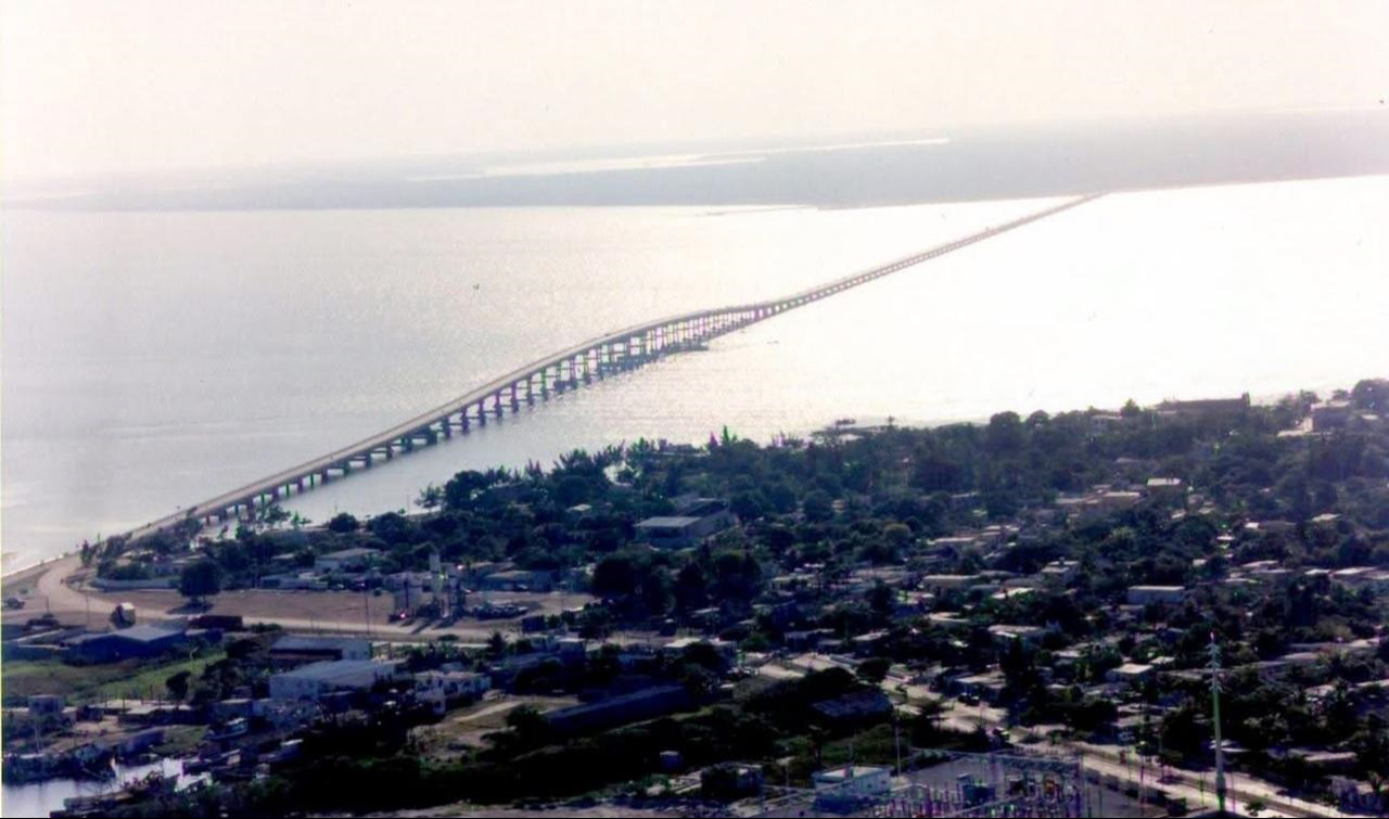 El evento conmemora la entrega del Puente Carmen-Zacatal en 1994 por Carlos Salinas de Gortari y Salomón Azar García El evento conmemora la entrega del Puente Carmen-Zacatal en 1994 por Carlos Salinas de Gortari y Salomón Azar García