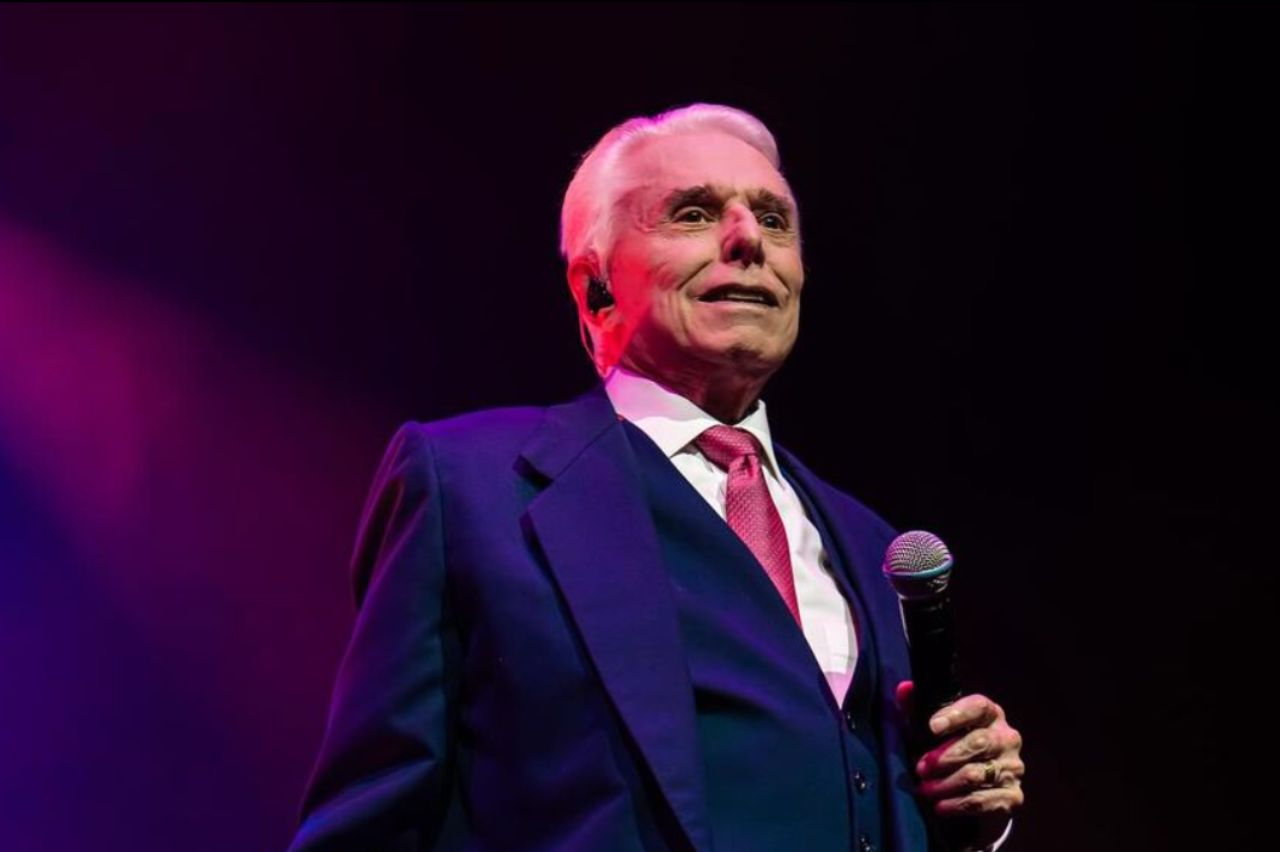 Enrique Guzmán llega al hospital para ver a Silvia Pinal y acompañar a sus hijos Enrique Guzmán llega al hospital para ver a Silvia Pinal y acompañar a sus hijos