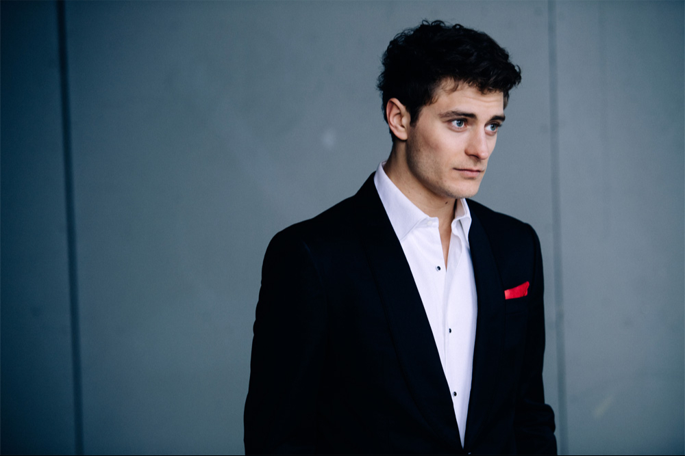 Orliński, formado en la Universidad de Música Fryderyk Chopin y la Escuela Juilliard, es reconocido mundialmente Orliński, formado en la Universidad de Música Fryderyk Chopin y la Escuela Juilliard, es reconocido mundialmente